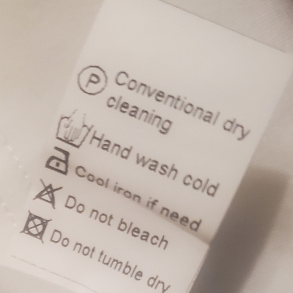 White tunic blouse. Size XL. Made of 95% polyester & 5% spandex. - Picture 8 of 9